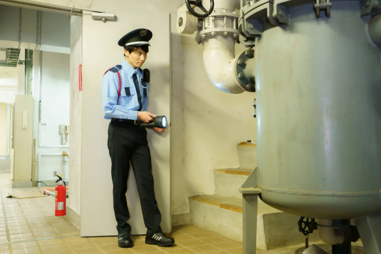 設備まわりを巡回する警備員
